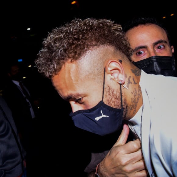 Neymar foi clicado deixando restaurante Paris 6, em São Paulo