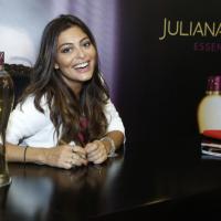 Grávida, Juliana Paes autografa perfumes em shopping do Rio de Janeiro