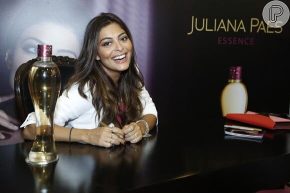 Juliana Paes faz ação promocional do próprio perfume, 'Essence', em shopping carioca, em 8 de março de 2012