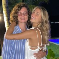 Recém-casados, Sasha Meneghel e João Figueiredo chegam às Maldivas para lua de mel