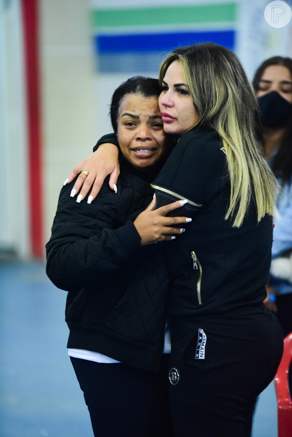 Viúva de MC Kevin, Deolane Bezerra consolou a mãe do artista no velório