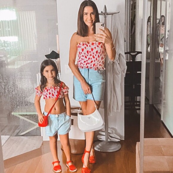 Deborah Secco e a filha, Maria Flor, usaram roupas com as mesmas estampas e cores