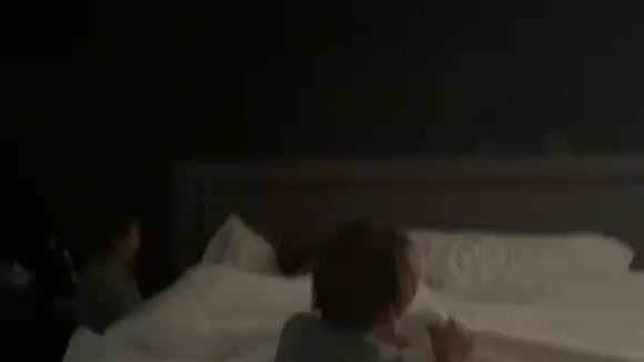 Andressa Suita mostra Gusttavo Lima na cama sendo acordado por filhos do casal
