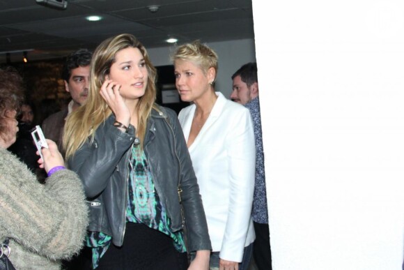 Sasha em outra aparição pública: mais uma vez a filha de Xuxa aposta na jaqueta de couro para a produção e usa uma blusa solta com estampas coloridas dando um toque mais vibrante ao look