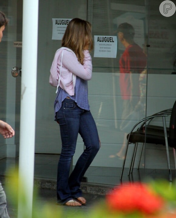 Sasha em mais um flagra bem à vontade: calça jeans, blusa podrinha com um casaquinho por cima e uma sandália rasteira