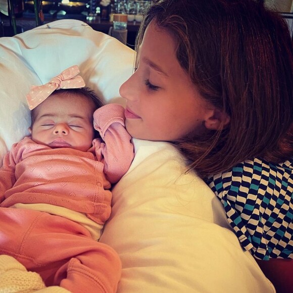 Alana Ayó com a irmã, Ella Felipa, filha do meio de Fábio Assunção