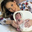 Virgínia Fonseca posa com a filha, Maria Alice, em ensaio newborn