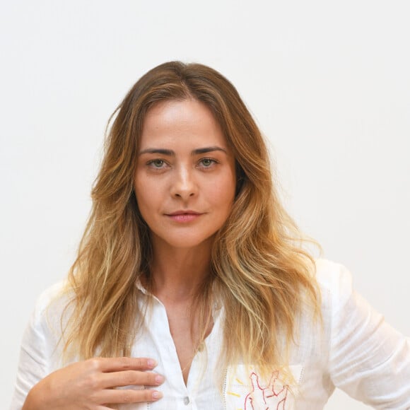 Juliana Silveira deixou de lado os cabelos loiros para apostar em fase morena