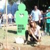 Engajada em causas sociais, Gisele Bündchen posa ao plantar uma árvore durante o Green Nation Fest, no Rio de Janeiro, em junho de 2012