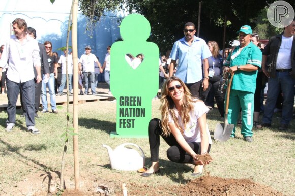 Engajada em causas sociais, Gisele Bündchen posa ao plantar uma árvore durante o Green Nation Fest, no Rio de Janeiro, em junho de 2012