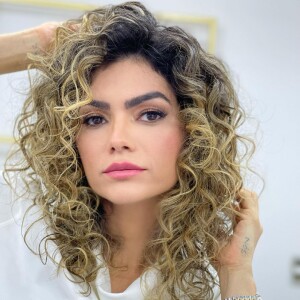 Kelly Key exibiu cabelo cacheado e bem definido em novas fotos