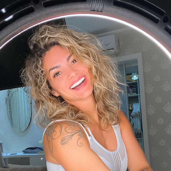 Kelly Key exibe cabelo cacheado e admite dificuldade em transição capilar: 'Aprendendo'