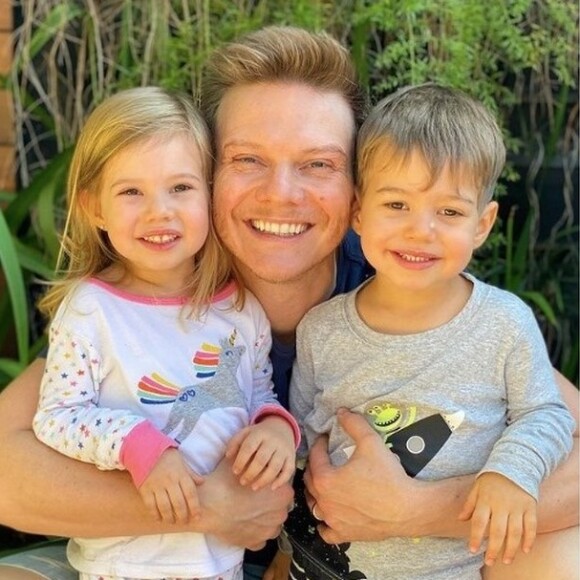 Michel Teló mostra reação da filha ao vê-lo com crianças no 'The Voice Kids'