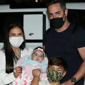Simone, dupla de Simaria, deu colo para a filha, Zaya, ao reunir marido, Kaká Diniz, e o filho, Henry, em foto após desembarque em São Paulo