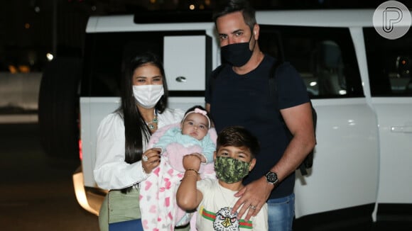 Simone, dupla de Simaria, deu colo para a filha, Zaya, ao reunir marido, Kaká Diniz, e o filho, Henry, em foto após desembarque em São Paulo