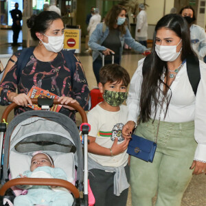 Marido de Simone, Kaká Diniz, foi o responsável por carregar as malas da família em desembarque em SP