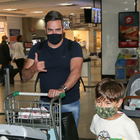 Marido de Simone, Kaká Diniz também acenou para foto ao chegar em SP