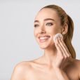  Cuidados com a pele: água micelar tem poder de limpar e hidratar a pele, além da função como demaquilante 