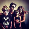 Murilo Benício e Débora Falabella pintam os rostos e os filhos como os integrantes da banda Kiss e o ator compartilha no Instagram