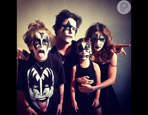Murilo Benício e Débora Falabella pintam os rostos e os filhos como os integrantes da banda Kiss e o ator compartilha no Instagram