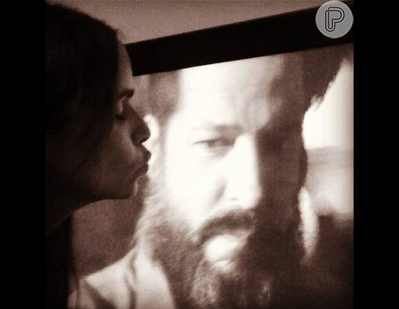 Em outro momento, Murilo Benício postou uma imagem de Débora Falabella beijando a TV, em que exibia cenas do ator no seriado 'Amores Roubados'