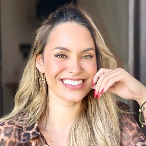 A ex-BBB Sarah Andrade comemorou 30 anos com janar intimista à beira-mar no Kauara Hotel, em Arraial d'Ajuda, na Bahia, nesta terça-feira, 22 de junho de 2021