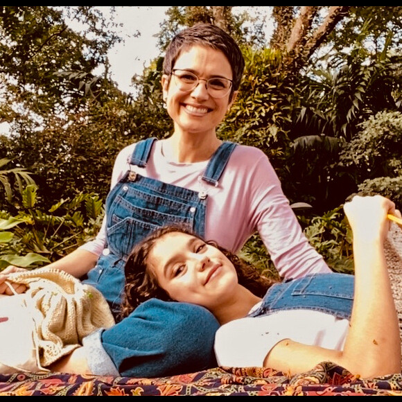 Sandra Annenberg, de 53 anos, tem filha de 17 que é cantora e arranca suspiros de famosos