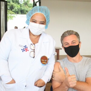 Luciano Huck também tomou a primeira dose da vacina contra a Covid-19