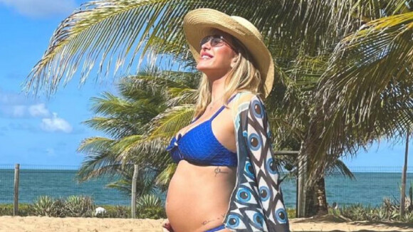 Lorena Improta chega ao 7º mês de gravidez e exibe barriga em foto de biquíni