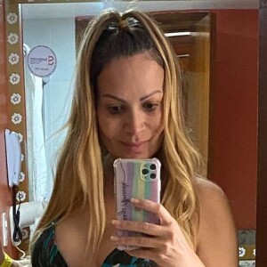 Solange Almeida posou de biquíni em foto sem maquiagem e inspirou fãs