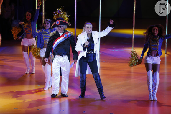 Xuxa dança no palco de 'Chacrinha, o Musical'