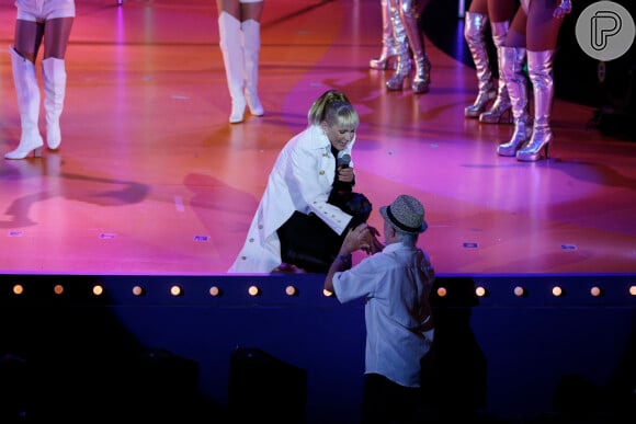 Russo beija a mão de Xuxa durante apresentação
