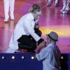 Xuxa faz participação em sessão para convidados de 'Chacrinha, o Musical' e aparece com aplique e sem a bota ortopédica