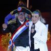 Xuxa partiicpa da sessão especial para convidados de 'Chacrinha, o Musical' e aparece pela primeira vez sem a bota ortopédica, em 19 de novembro de 2014