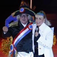 Xuxa se apresenta em sessão de 'Chacrinha, o Musical' sem bota ortopédica
