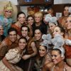 Xuxa posa com elenco do musical nos bastidores