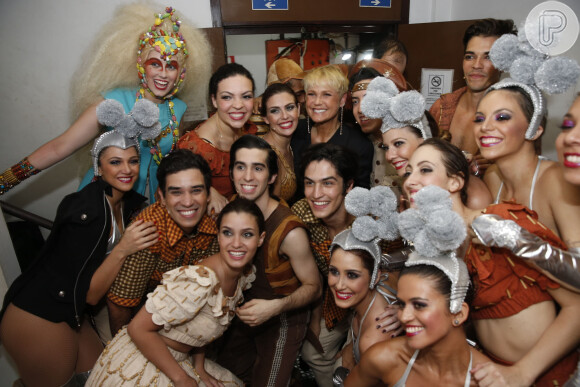 Xuxa posa com elenco do musical nos bastidores