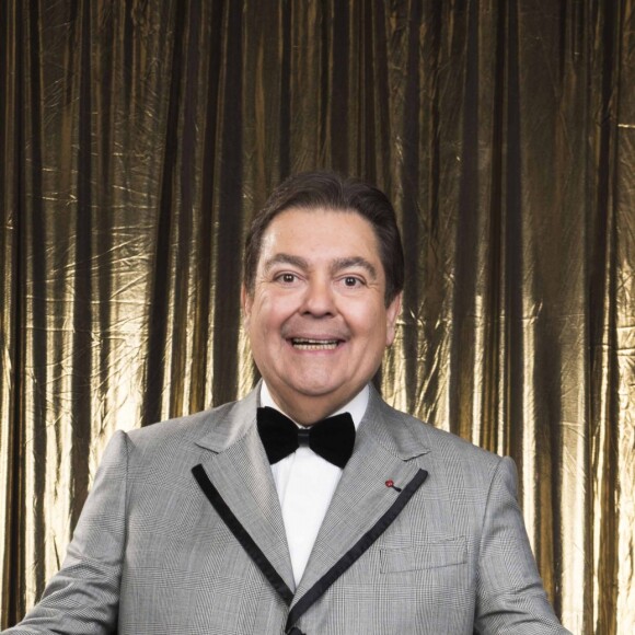 Foto de Fausto Silva em família recebeu comentários de amigos famosos