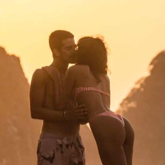 Fãs de Bruna Marquezine têm questionado a atriz sobre o relacionamento com Enzo Celulari