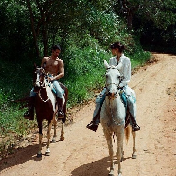 Bruna Marquezine e Enzo Celulari fizeram vários programas a dois enquanto namoraram
