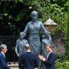 Harry e William homenagearam a mãe, Lady Di, em inauguração da estátua dela