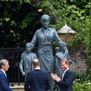 Harry e William homenagearam a mãe, Lady Di, em inauguração da estátua dela