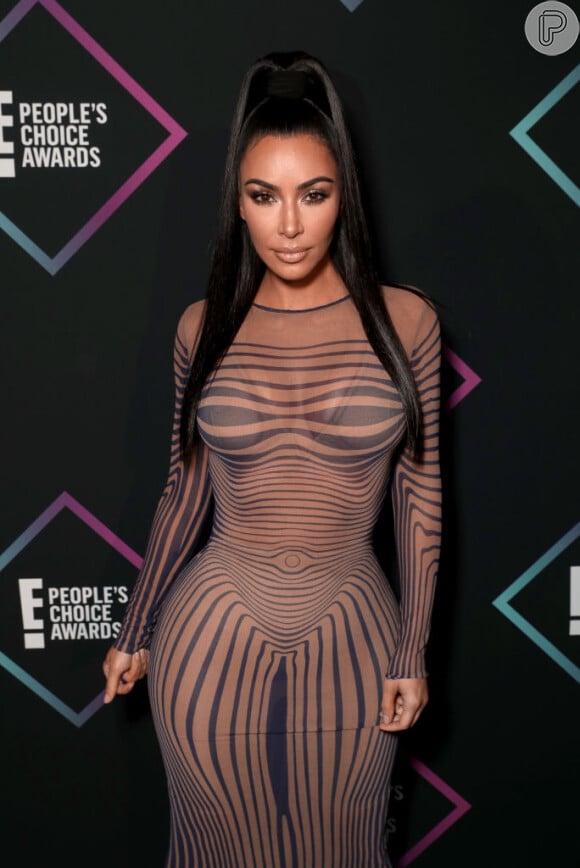 Vestido de Anitta em premiação rouba cena por ser igual de Kim Kardashian em 2018 e usado por outras famosas