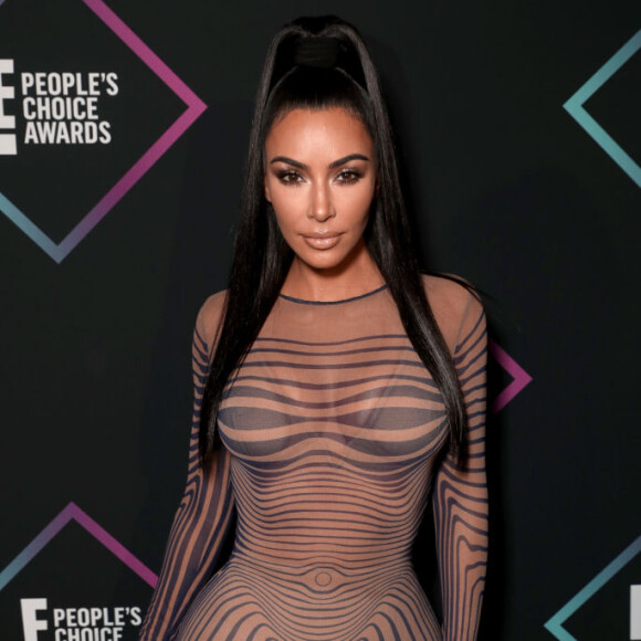 Vestido de Anitta em premiação rouba cena por ser igual de Kim Kardashian em 2018 e usado por outras famosas