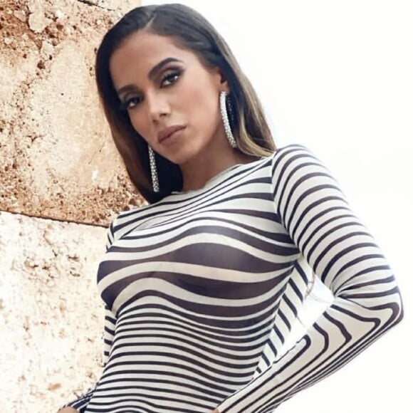 Anitta usa vestido transparente da Gaultier e chama atenção por ser mesmo look de famosas internacionais