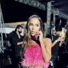 Tudo zebrado! Anitta aposta em look de grife com listras, transparência e plumas para apresentação e evento de premiação da música latina