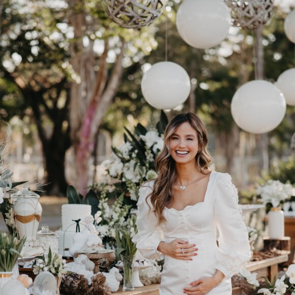Biah Rodrigues escolheu look romântico e todo branco para o chá de revelação