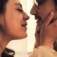 James Franco beija Mila Kunis em filme dirigido por 12 alunos de curso do ator