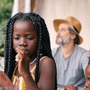 Titi, de 8 anos, e Bless, de 6, curtem piquenique com os pais Giovanna Ewbank e Bruno Gagliasso em Portugal, 1 mês após mudança para o país