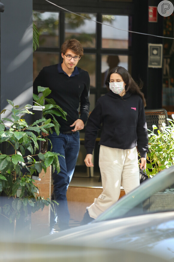 Sophia Raia e o namorado, Felipe Lati, usaram looks com preto